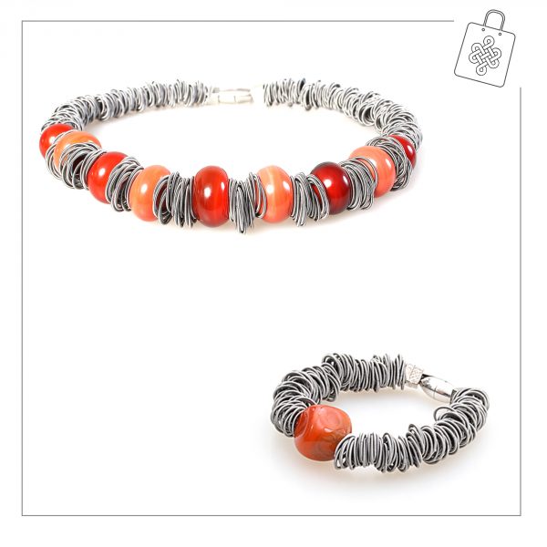 Farida-arancio-con-bracciale-Maratea-AB